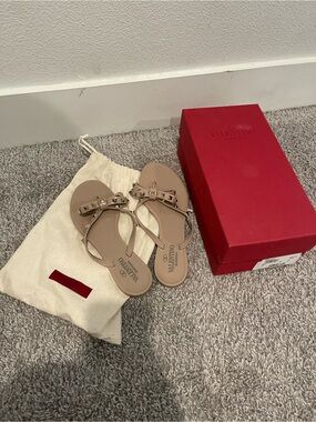 Valentino Nude Rockstud Bow Thong Sandals